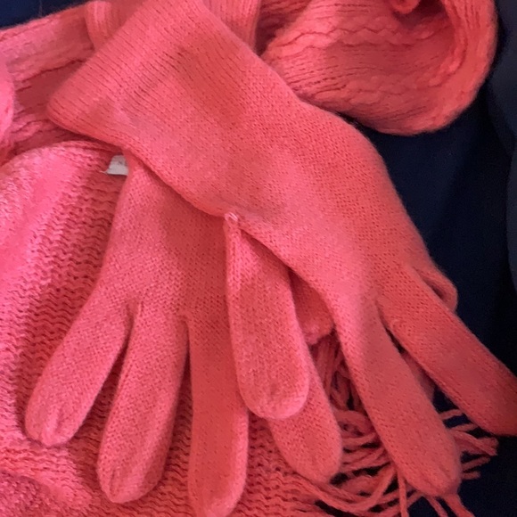 Coral scarf - Picture 3 of 3